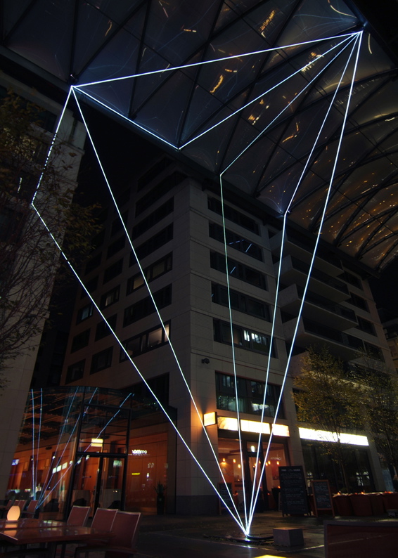 Carlo Bernardini, Suspended Crystallization 2010, installazione ambientale in fibre ottiche, mt h 25x21x18; Artlight Festival, CityQuartier Domaquarèe, Berlino.