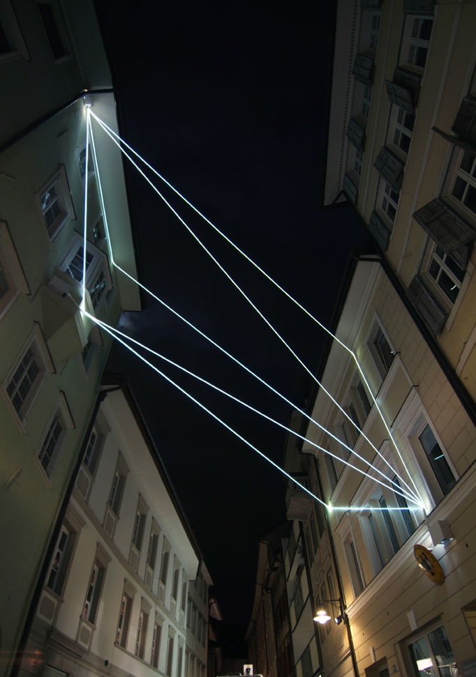 Carlo Bernardini, Raumzeichnung mit Licht 2010; installazione in fibre ottiche, mt h (da terra)16x7x12. Via Dr. Streiter, Bolzano.