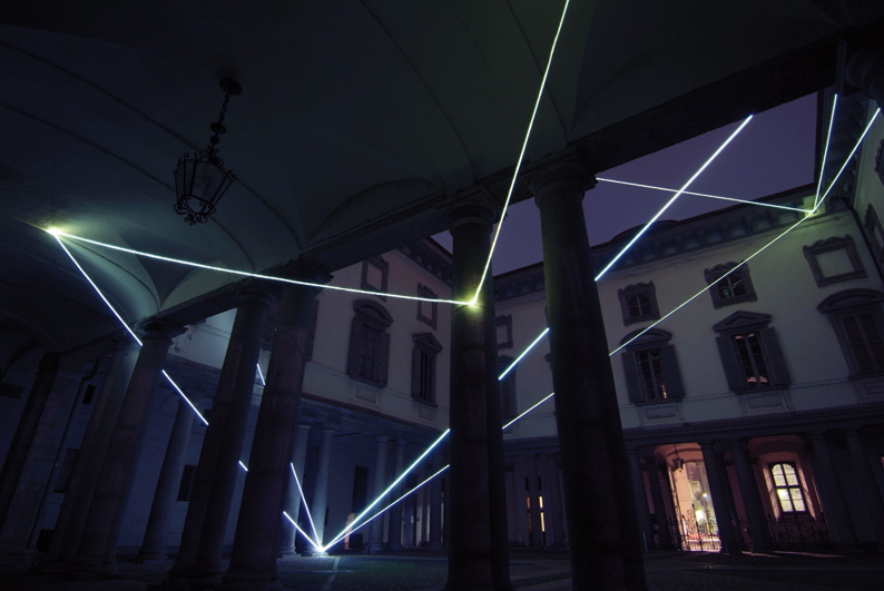 CARLO BERNARDINI, LA LUCE CHE GENERA LO SPAZIO 2009 – 2010, Installazione ambientale in fibre ottiche, mt h 18x25x27, Palazzo Litta, Direzione dei Beni Culturali, Milano.