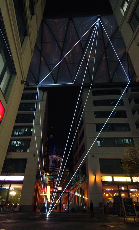 Carlo Bernardini, Suspended Crystallization 2010, installazione ambientale in fibre ottiche, mt h 25x21x18. Artlight Festival, CityQuartier Domaquarèe, Berlino.