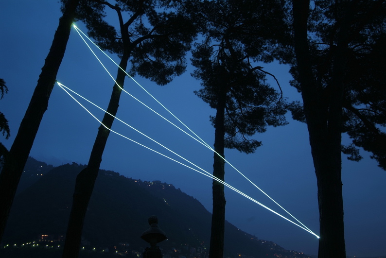 CARLO BERNARDINI, CODICE SPAZIALE 2009, Installazione ambientale in fibre ottiche, h da terra mt 10x4x9, Villa del Grumello, Como.