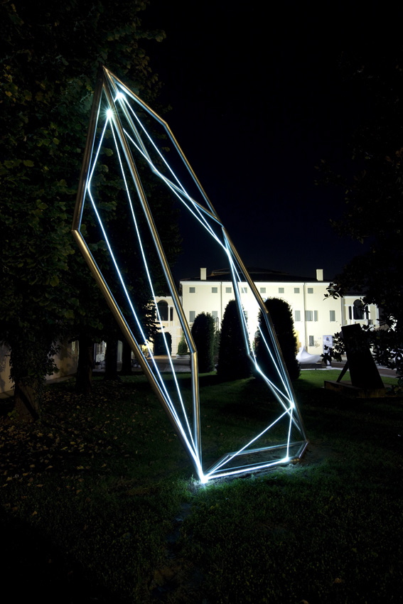 CARLO BERNARDINI, CODICE SPAZIALE 2009, Fibre ottiche e acciaio inox, mt h 6x2x3, Twister, MAM Museo d’Arte Moderna, Gazoldo degli Ippoliti, Mantova (opera permanente).