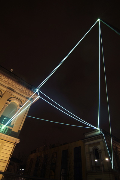 CARLO BERNARDINI, CATALIZZATORE DI LUCE 2008, Installazione ambientale in fibra ottica, mt h 15(da terra)x20x18. Lissone (MI), Museo d’Arte Contemporanea.