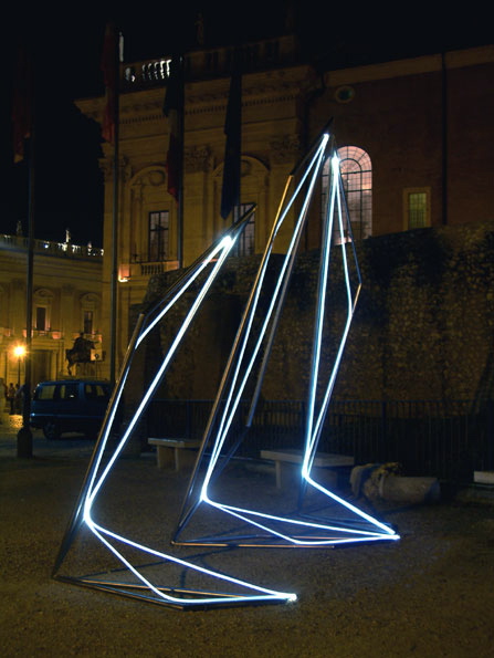 CARLO BERNARDINI, Linea di Luce 2003 Acciaio, fibre ottiche, mt h 4x2x5; Piazza del Campidoglio, Roma.