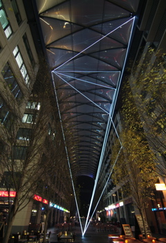 Carlo Bernardini, Suspended Crystallization 2010; installazione ambientale in fibre ottiche, mt h 25x21x18. Artlight Festival, CityQuartier Domaquarèe, Berlino.