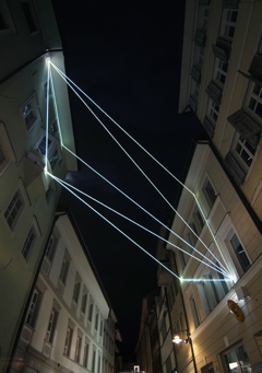 Carlo Bernardini, Raumzeichnung mit Licht 2010; installazione in fibre ottiche, mt h (da terra)16x7x12. Via Dr. Streiter, Bolzano.