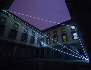 CARLO BERNARDINI, LA LUCE CHE GENERA LO SPAZIO 2009 – 2010, Installazione ambientale in fibre ottiche, mt h 18x25x27; Palazzo Litta, Direzione dei Beni Culturali, Milano.