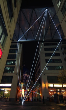 Carlo Bernardini, Suspended Crystallization 2010, installazione ambientale in fibre ottiche, mt h 25x21x18. Artlight Festival, CityQuartier Domaquarèe, Berlino.