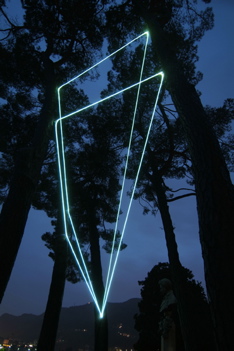 CARLO BERNARDINI, CODICE SPAZIALE 2009, Installazione ambientale in fibre ottiche, h da terra mt 10x4x9. Villa del Grumello, Como.