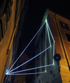 CARLO BERNARDINI, LA LUCE CHE GENERA LO SPAZIO 2009 – 2010, Installazione ambientale in fibre ottiche, h da terra mt 14x5x5. Via del Consolato - piazza dell’Oro, Delloro Arte Contemporanea, Roma.