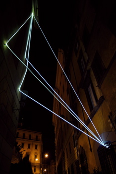 CARLO BERNARDINI, LA LUCE CHE GENERA LO SPAZIO 2009 – 2010, Installazione ambientale in fibre ottiche, h da terra mt 14x5x5, Via del Consolato - piazza dell’Oro, Delloro Arte Contemporanea, Roma.