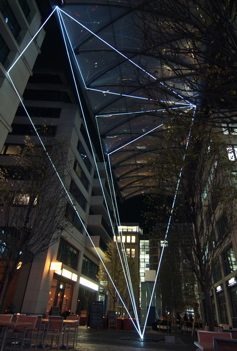 Carlo Bernardini, Suspended Crystallization 2010, installazione ambientale in fibre ottiche, mt h 25x21x18. Artlight Festival CityQuartier Domaquarèe, Berlino.