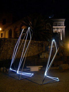 CARLO BERNARDINI, Linea di Luce 2003 Acciaio, fibre ottiche, mt h 4x2x5, Piazza del Campidoglio, Roma.