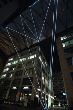 Carlo Bernardini, Suspended Crystallization 2010, installazione ambientale in fibre ottiche, mt h 25x21x18; Artlight Festival CityQuartier Domaquarèe, Berlino.