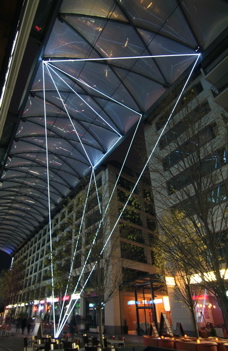 Carlo Bernardini, Suspended Crystallization 2010; installazione ambientale in fibre ottiche, mt h 25x21x18. Artlight Festival CityQuartier Domaquarèe, Berlino.